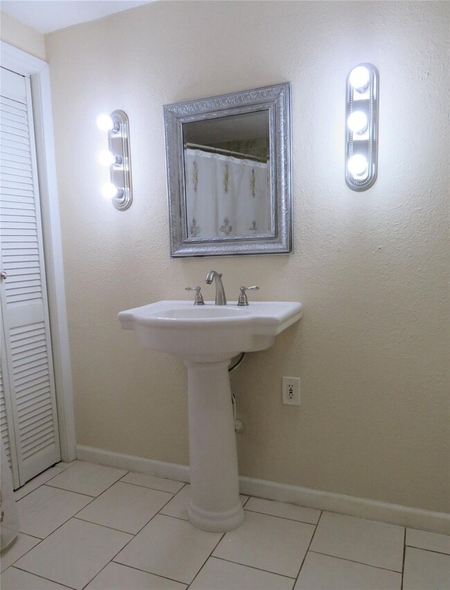 Building Photo - 1006 Avenue L