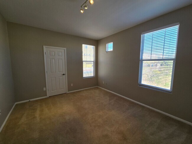 Building Photo - Awesome 2 bedroom 2 bath unit!