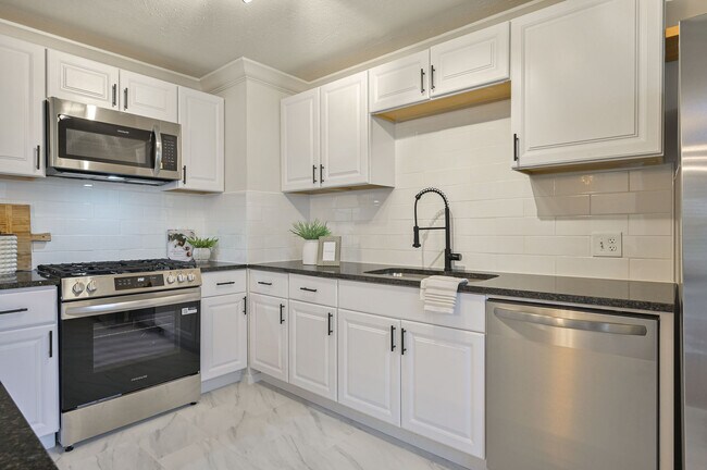 Building Photo - 416 Betty Ln