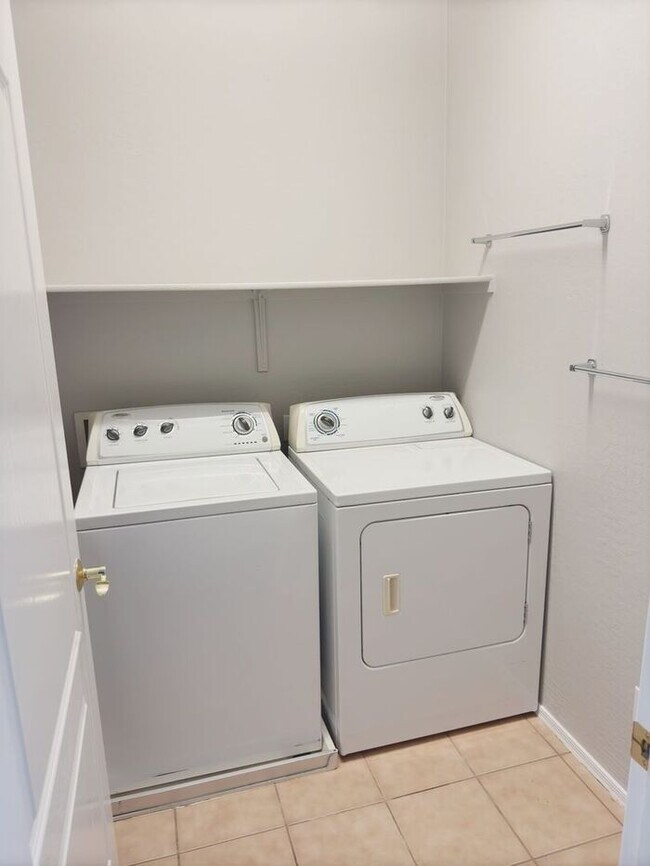 Building Photo - MOVE IN SPECILAS!! 5BD 3BA IN JOHNSON RANC...