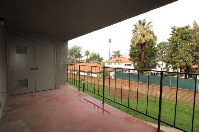 Building Photo - Upstairs 2-Bedroom Condo in South Redlands!