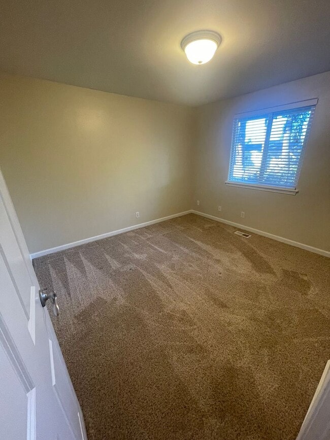 Building Photo - Convieniently located charming three bedroom duplex with modern updates!