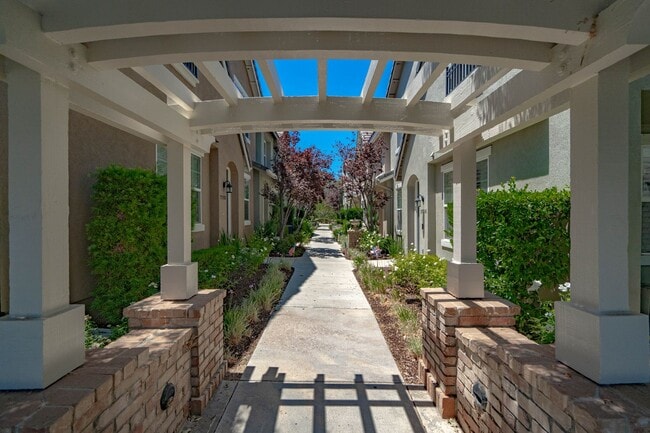 Building Photo - Creekside 3 Bedroom Townhome for Rent in V...