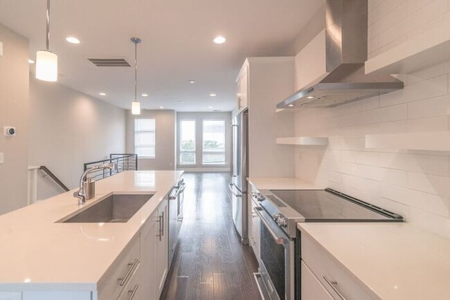 Building Photo - Beautiful Modern Townhome in South End Available 5/1!