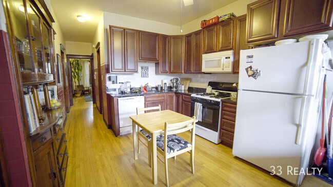 Building Photo - Great 2 bed 1 bath apartment with deck in ...