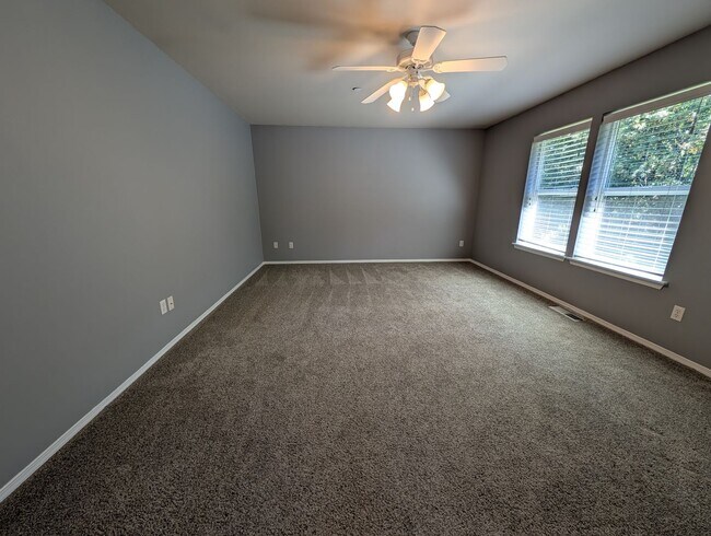 Building Photo - 4 Bedroom, 2.5 Bath DuPont Home!