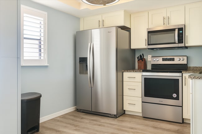 Building Photo - Beautiful Gulf Access Condo • Flexible Furnishing • 6 - 12 Month Rental