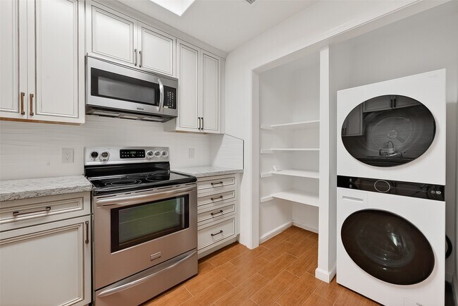 Building Photo - 11711 Memorial Dr