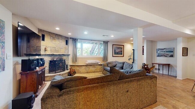 Building Photo - 830 Pine Tree Ln