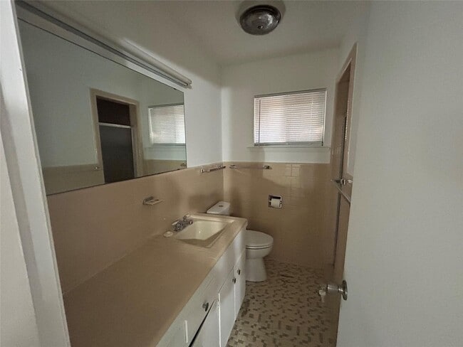 Building Photo - 617 Forest Ln