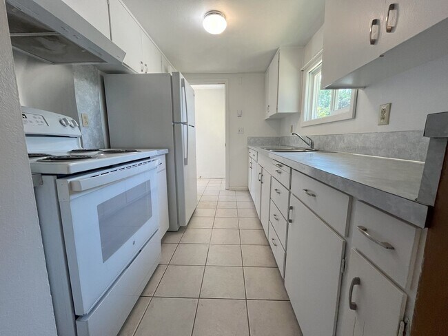 Building Photo - Charming 2-Bedroom Home with Open Living Space and Tile Flooring