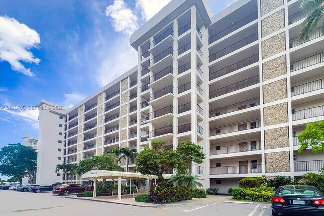 Building Photo - 3200 N Palm Aire Dr