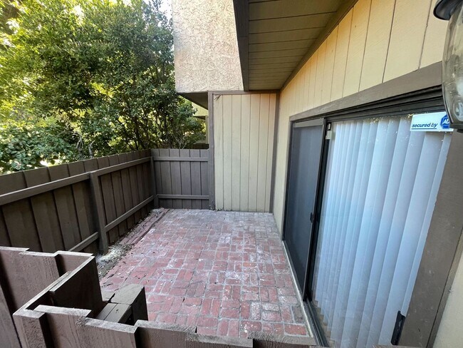 Building Photo - Beautiful 3-Bed/3-Bath Van Nuys Condo – Sp...