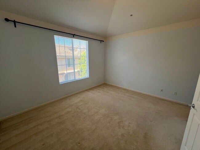 Building Photo - Beautiful 3 bed 2.5 bath townhouse is San ...