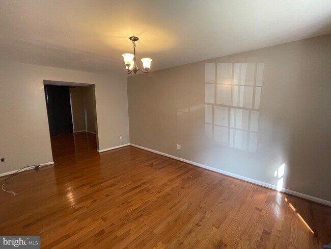 Building Photo - 10075 Maple Leaf Dr