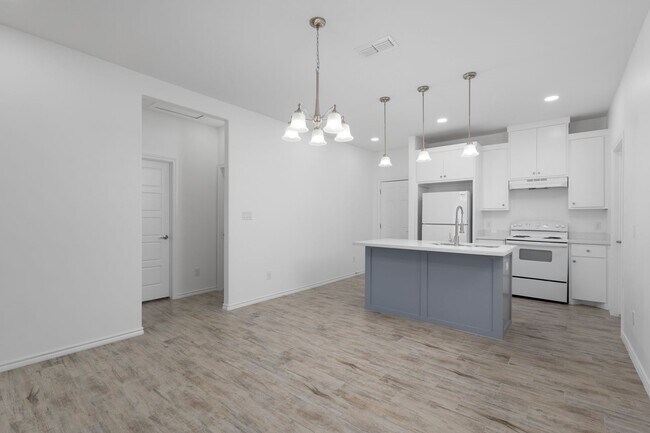 Building Photo - 411 Hinojosa