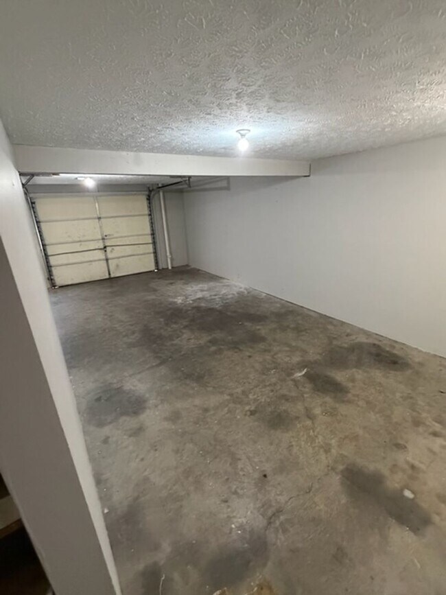 Building Photo - 211 Aqueduct Dr