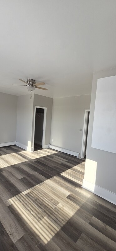 Building Photo - 822 E River Dr