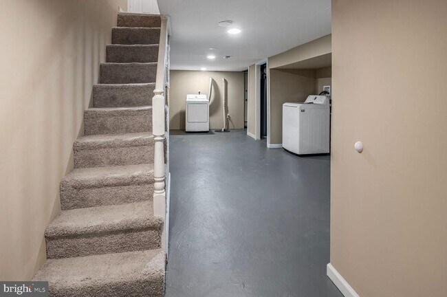 Building Photo - 1684 Darley Ave