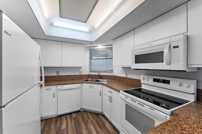 Building Photo - 700 Uno Lago Dr