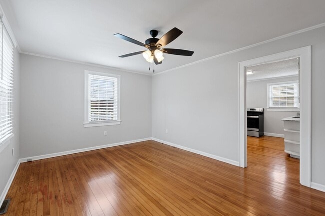Building Photo - 2 Bedroom 1 Bath Within Walking Distance t...