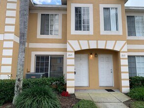 Building Photo - Spacious 2BR/2.5BA Townhome in a Beautiful...