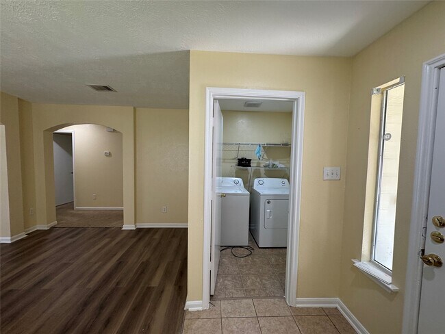 Building Photo - 20711 Sycamore Wood Dr
