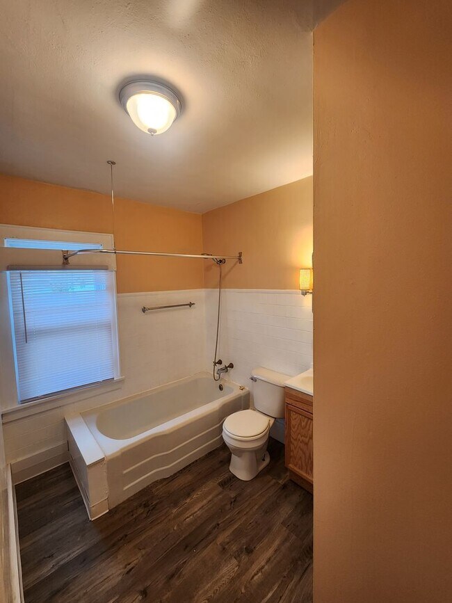 Building Photo - 612 S 8th St