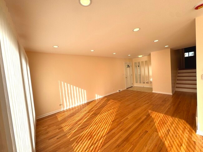 Building Photo - 1042 W Central Rd