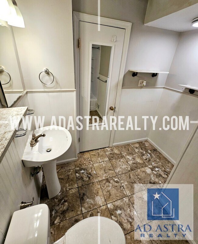 Building Photo - Open 3 Bed 2 Bath Home KCMO!!-Available NOW!!