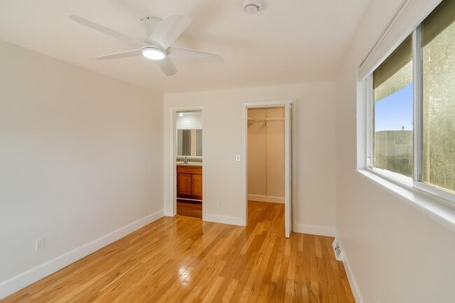 Building Photo - 5004 E Hinsdale Pl