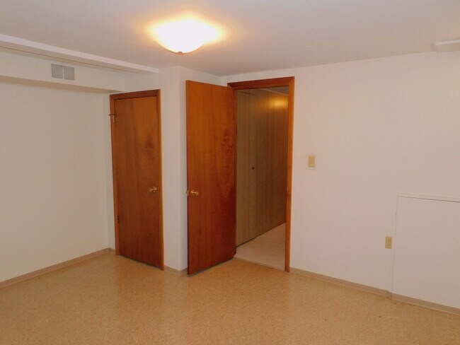 Building Photo - 3 Bedrooms, 2 baths, near schools and shopping