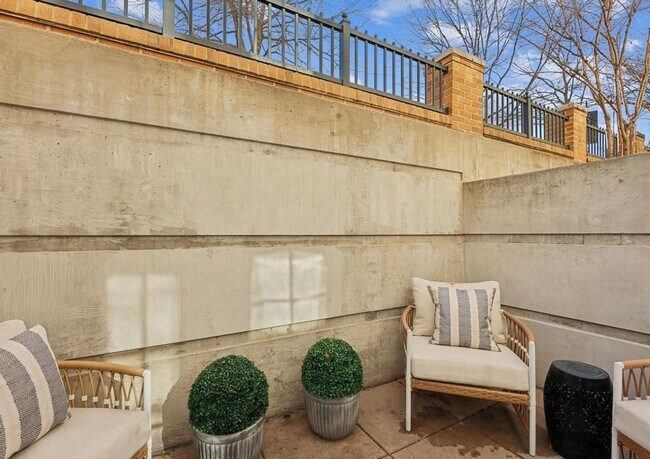 Building Photo - Georgetown Style with Garage PARKING