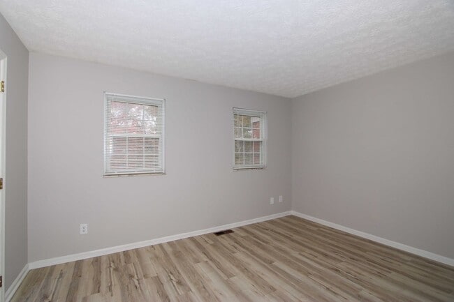 Building Photo - 2 Bed 1.5 Bath Condo