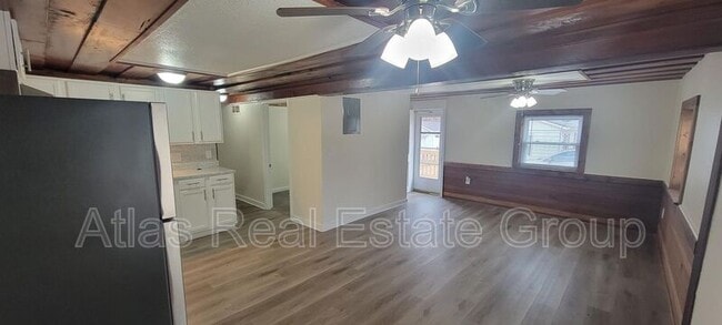 Building Photo - 517-519 S 81 St