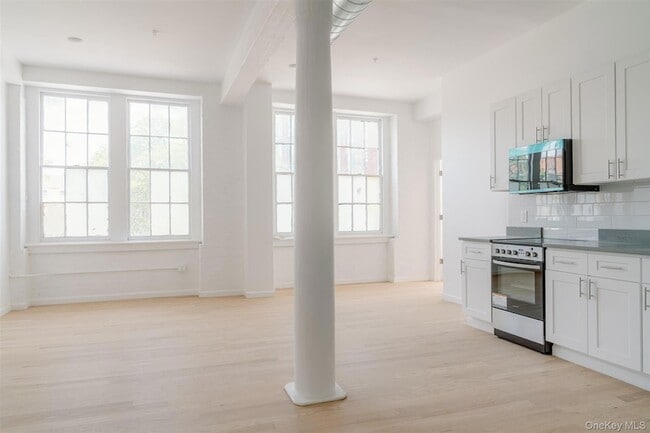 Building Photo - 155 S River St