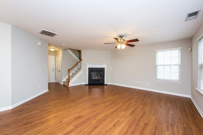 Building Photo - Great 3BD/2.5BA Home in Desirable Highland Creek!