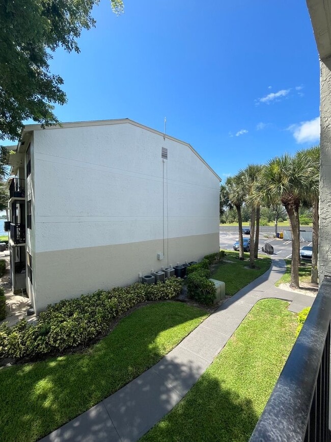Building Photo - 752 Executive Center Dr