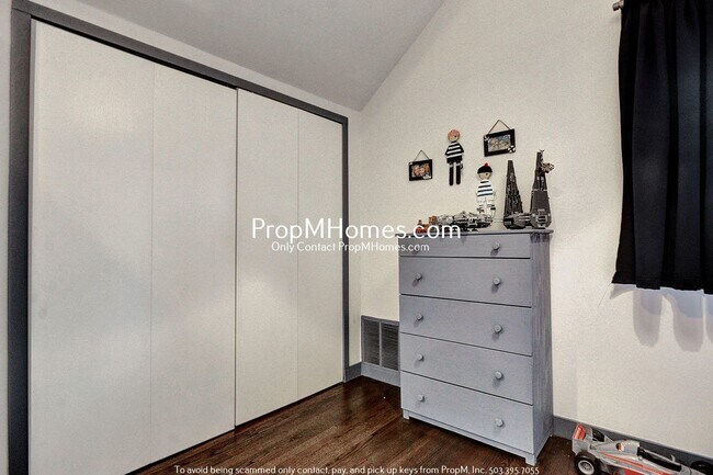 Building Photo - Charming Updated First Addition Cottage!