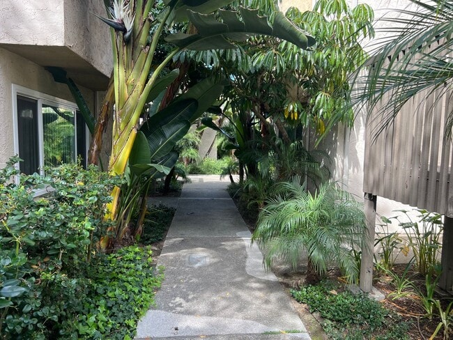 Building Photo - Villa La Jolla