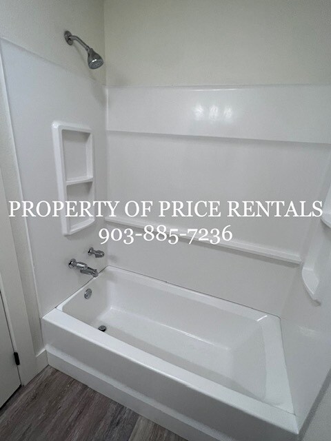 Guest bathroom - 625 League St S