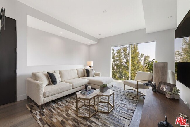 Building Photo - 1345 Havenhurst Dr