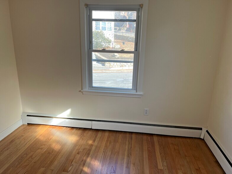 Building Photo - 10 Pine St