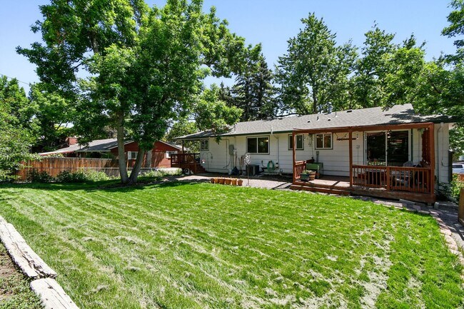 Building Photo - Fabulous 4 BR 3 bath home with fenced back...