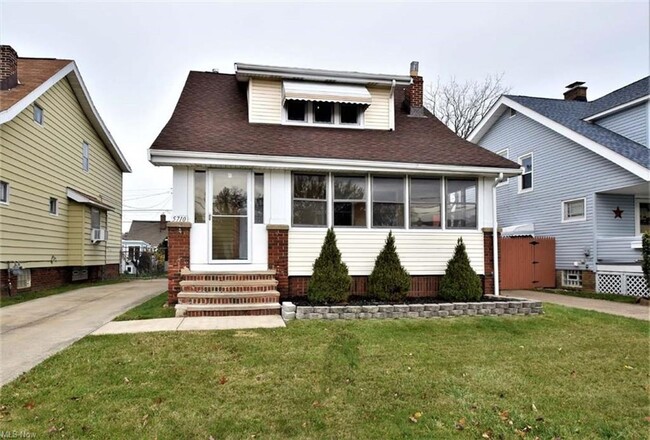 Primary Photo - Spacious 3 Bedroom With Upgrades and Appli...