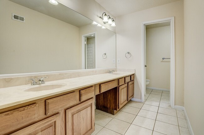 Building Photo - 1538 Ainsdale Dr