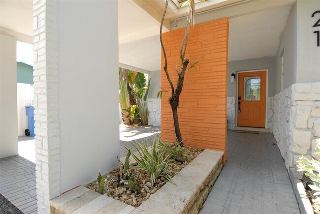 Building Photo - 21 NE 57th Ct