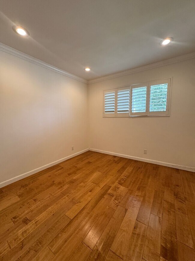Building Photo - Beautiful 3 Bedroom, 2 Bathroom Home in Prime Santa Monica Location