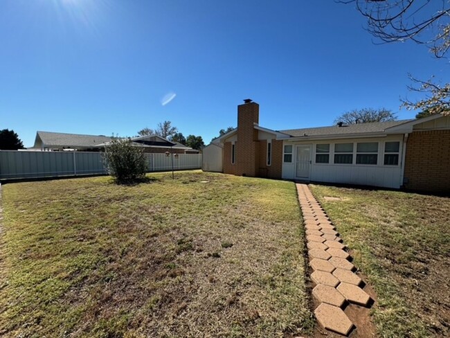 Building Photo - Comfy & Spacious 3 Bed Home! Mesa School D...