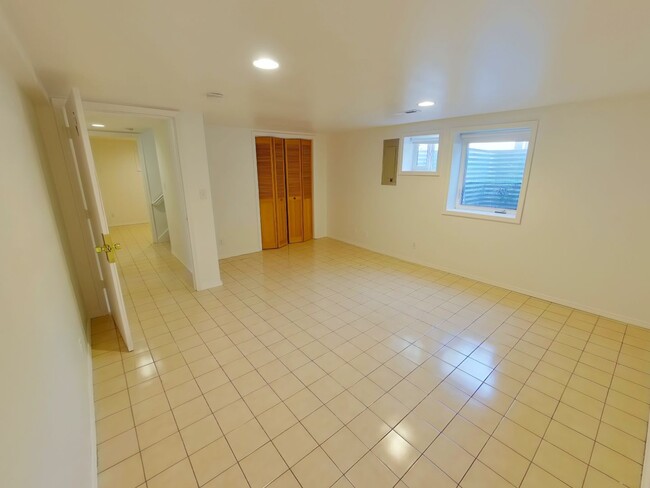 Building Photo - Large 3 Story Remodeled Home